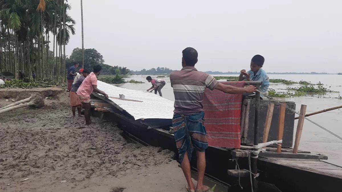 কুড়িগ্রামের ভূরুঙ্গামারী উপজেলার আন্ধারীঝাড় ইউনিয়নের ধাউরারকুটি গ্রামে দুধকুমার নদের ভয়াবহ ভাঙনে বিলীনের হচ্ছে বসতভিটা ও ফসলি জমি।  প্রবা ফটো