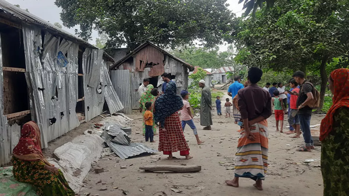 রাজারহাট উপজেলার ছিনাই ইউনিয়নে হামলায় ক্ষতিগ্রস্ত বসতবাড়ি। ছবি: প্রতিদিনের বাংলাদেশ