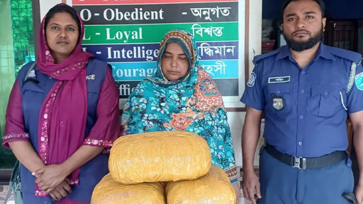 কুলিয়ারচরে গাঁজা জব্দসহ আটক মাদক কারবারি রুবিনা খাতুন।ছবি: প্রতিদিনের বাংলাদেশ