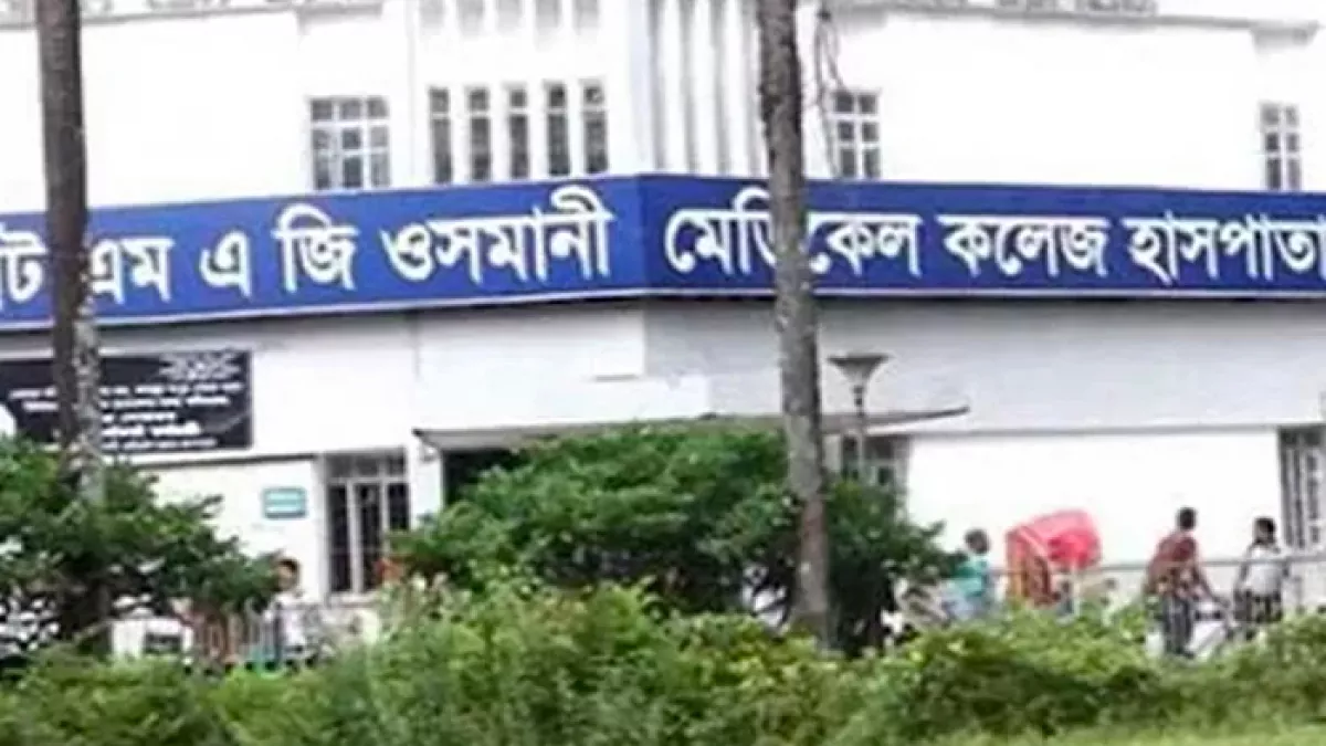 সিলেট এম এ জি ওসমানী মেডিকেল কলেজ হাসপাতালে কর্তব্যরত এক ইন্টার্ন চিকিৎসকের ওপর হামলার প্রতিবাদে ইন্টার্ন চিকিৎসক ও মেডিকেল কলেজের শিক্ষার্থীরা কর্মবিরতি পালন করছেন। প্রবা ফটো