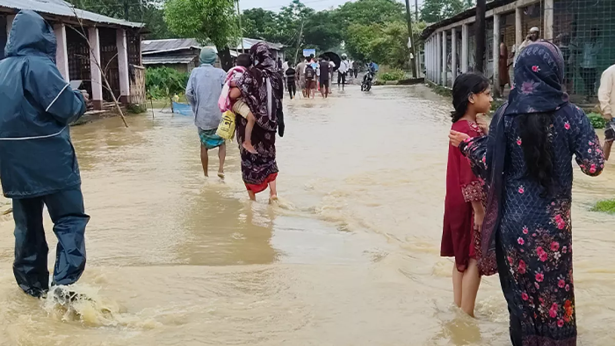 ধলাই নদীর পানি বিপৎসীমার উপর দিয়ে প্রবাহিত হচ্ছে। প্রবা ফটো