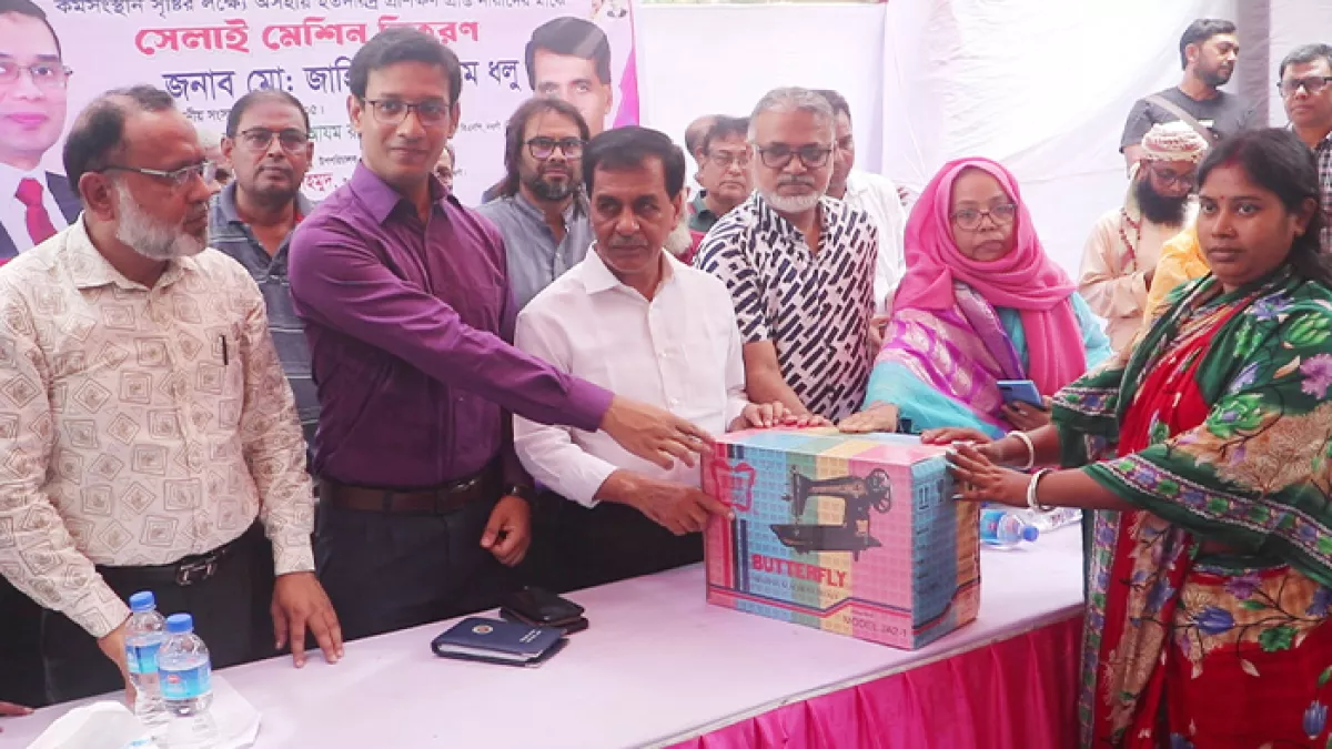 কর্মসংস্থান সৃষ্টির লক্ষ্যে নওগাঁ জেলা মহিলা বিষয়ক অধিদপ্তরের কার্যালয়ে অসহায় ও দরিদ্র প্রশিক্ষণপ্রাপ্ত নারীদের মাঝে সেলাই মেশিন বিতরণ করা হয়। প্রবা ফটো