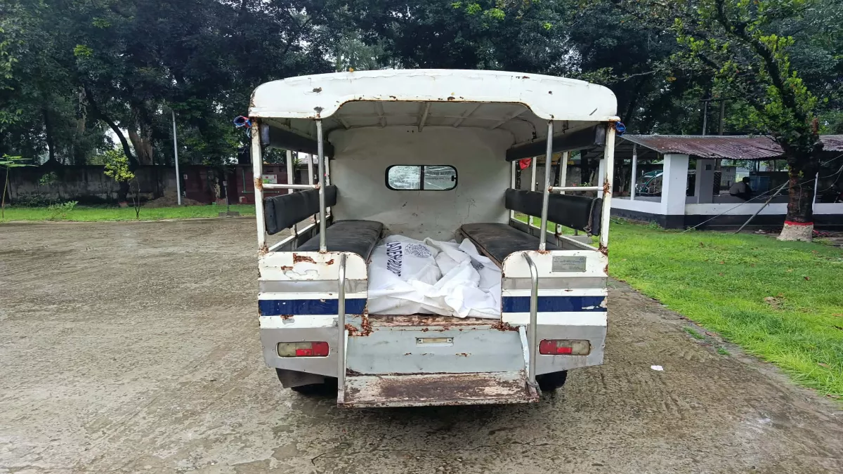 নওগাঁর মহাদেবপুর উপজেলার পাহাড়পুর গ্রামে শয়ন কক্ষের খাট থেকে স্বামী-স্ত্রীর মরদেহ উদ্ধার করেছে পুলিশ। প্রবা ফটো