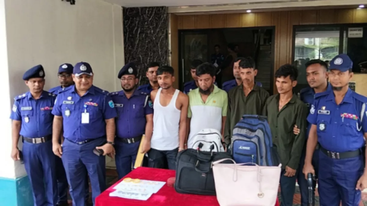 নারায়ণগঞ্জের আলোচিত দুটি ডাকাতি মামলায় পৃথক অভিযানে সংঘবদ্ধ ডাকাত দলের পাঁচ সদস্যকে গ্রেপ্তার করেছে জেলা পুলিশ। প্রবা ফটো