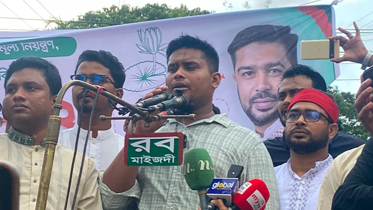 নোয়াখালী জেলা শহর মাইজদীতে এনসিপির ‘জুলাই পদযাত্রা’ কর্মসূচিতে প্রধান অতিথির বক্তব্য দেন হাসনাত আবদুল্লাহ। প্রবা ফটো