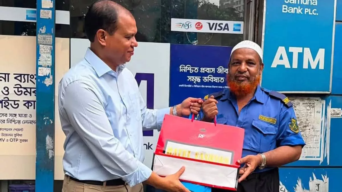 আব্দুস সালামের হাতে প্রধানমন্ত্রীর উপহার তুলে দিচ্ছেন অতিরিক্ত প্রেস সেক্রেটারি আতিকুর রহমান রুমন। ছবি: এসএম আরিফুল আমিন