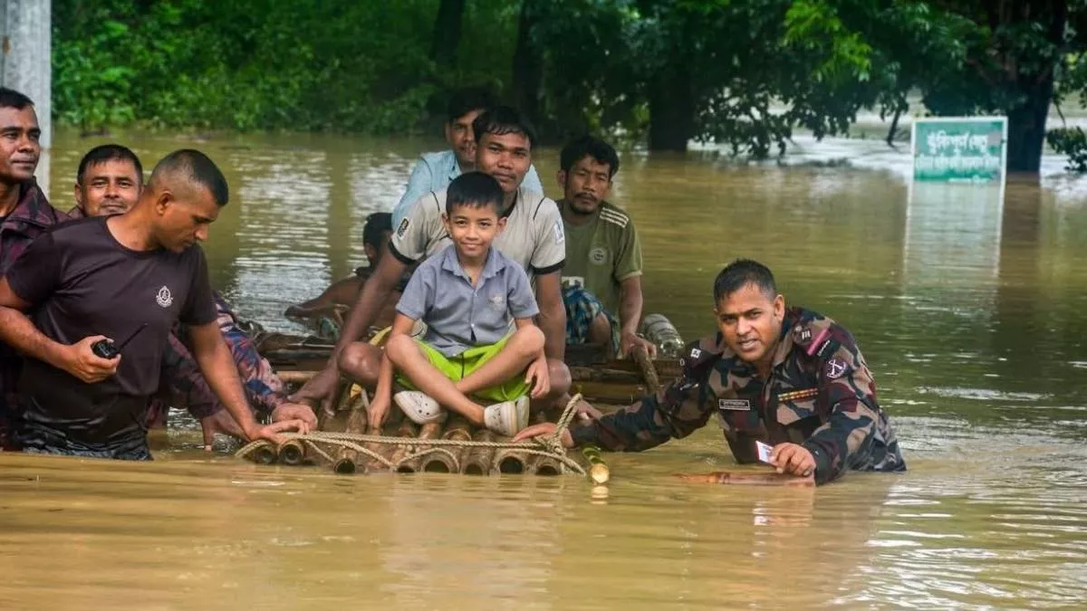 বান্দরবানের বন্যাকবলিত বিভিন্ন এলাকা থেকে বিজিবি ইতোমধ্যে ১১৬ জন পর্যটকসহ ১২২টি পরিবারের ৬ শতাধিক মানুষকে উদ্ধার করে নিরাপদ আশ্রয়ে নিয়েছে। ছবি: বিজিবি