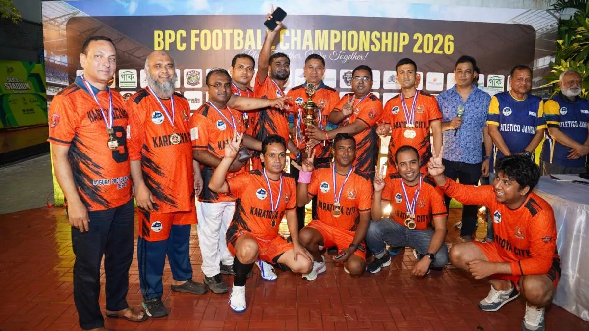 রিয়াল বাঙালিকে ১-০ গোলের ব্যবধানে পরাজিত করে বগুড়া প্রফেশনালস’ ক্লাবের আয়োজিত প্রথম ফুটবল চ্যাম্পিয়নশিপের শিরোপা নিজেদের নামে করে নিয়েছে করতোয়া সিটি। ছবি: প্রতিদিনের বাংলাদেশ