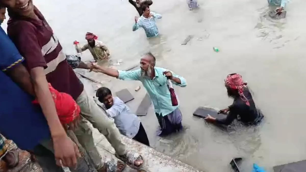 তীরে ওঠার চেষ্টা করছেন পানিতে পড়ে যাওয়া লোকজন। ছবি: ভিডিও থেকে