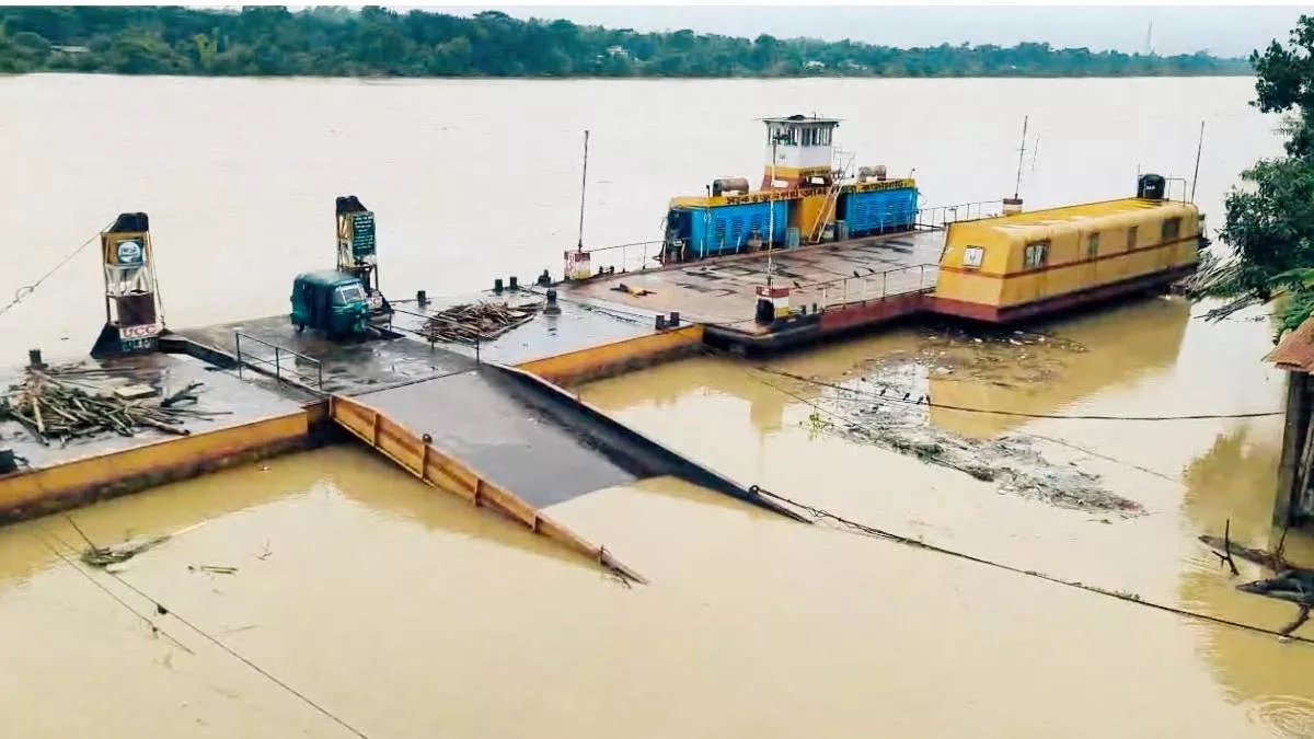 কর্ণফুলী নদীর পানি বৃদ্ধি পাওয়ায় ডুবে গেছে চন্দ্রঘোনা ফেরিঘাটের পাটাতন। ছবি: প্রতিদিনের বাংলাদেশ