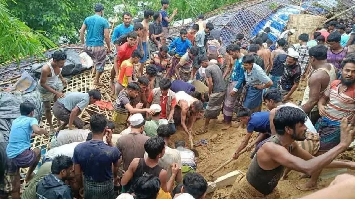 কক্সবাজারের উখিয়ার ৫ নম্বর রোহিঙ্গা ক্যাম্পে অবস্থিত খাদিজাতুল কুবরা মহিলা মাদ্রাসা ও হিফজখানার ওপর পাশের একটি পাহাড় ধসে পড়ে। ছবি: প্রতিদিনের বাংলাদেশ