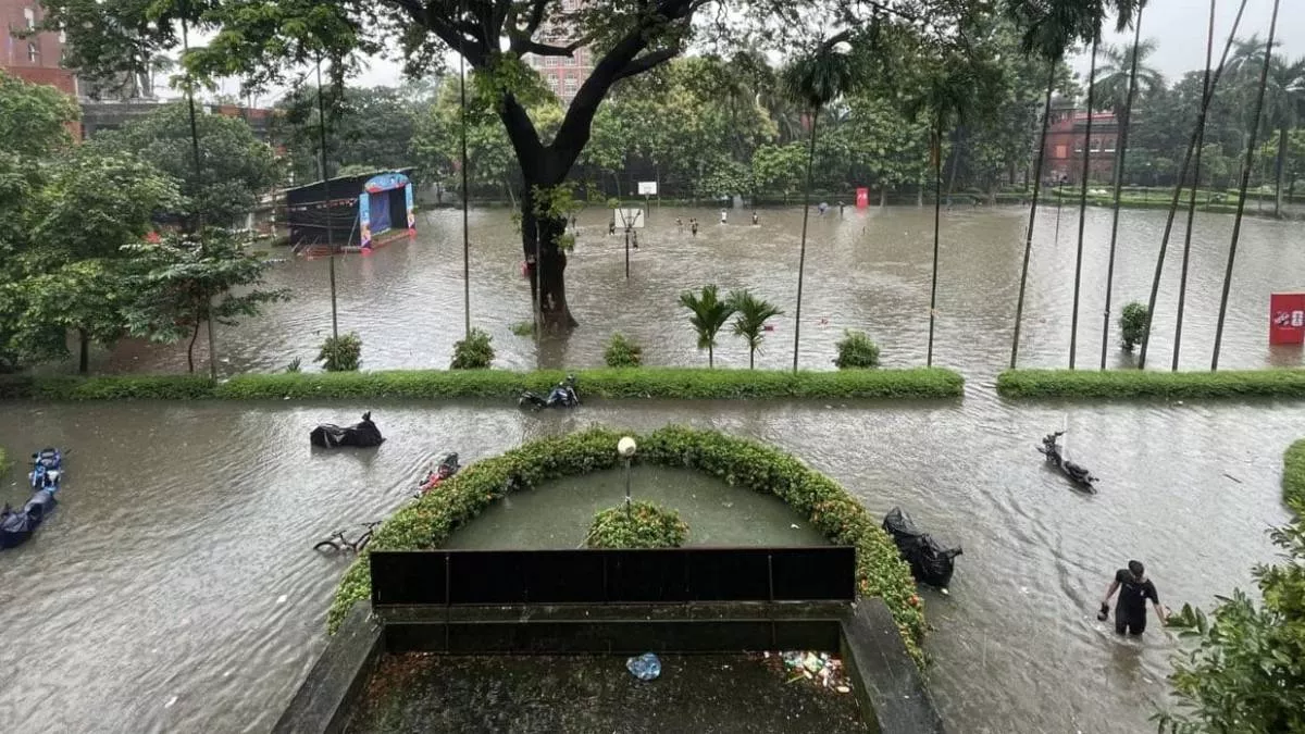 দিনভর টানা বৃষ্টিতে বাংলাদেশ-কুয়েত মৈত্রী হল, বঙ্গমাতা শেখ ফজিলাতুন্নেছা মুজিব হল, প্রশাসনিক ভবন, ঢাকা ইউনিভার্সিটি ক্লাব, কার্জন হল এলাকা, তোরণ গেট থেকে ভিসি চত্বর, এএফ মুজিবুর রহমান গণিত ভবন ও পলাশী এলাকায় ব্যাপক জলাবদ্ধতার সৃষ্টি হয়েছে। ছবি: প্রতিদিনের বাংলাদেশ