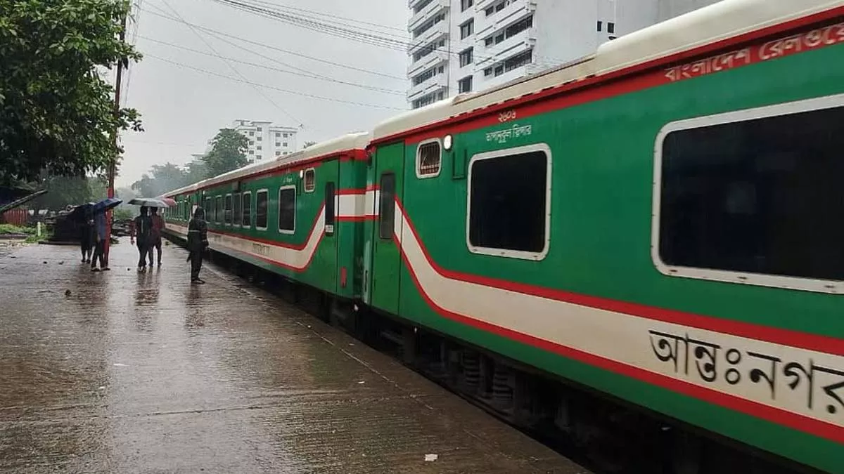 ঢাকা থেকে আসা পর্যটক এক্সপ্রেস রবিবার দুপুর দেড়টার পর চট্টগ্রাম রেলস্টেশন থেকে কক্সবাজারের উদ্দেশে ছেড়ে যায়। ছবি: ফেসবুক থেকে