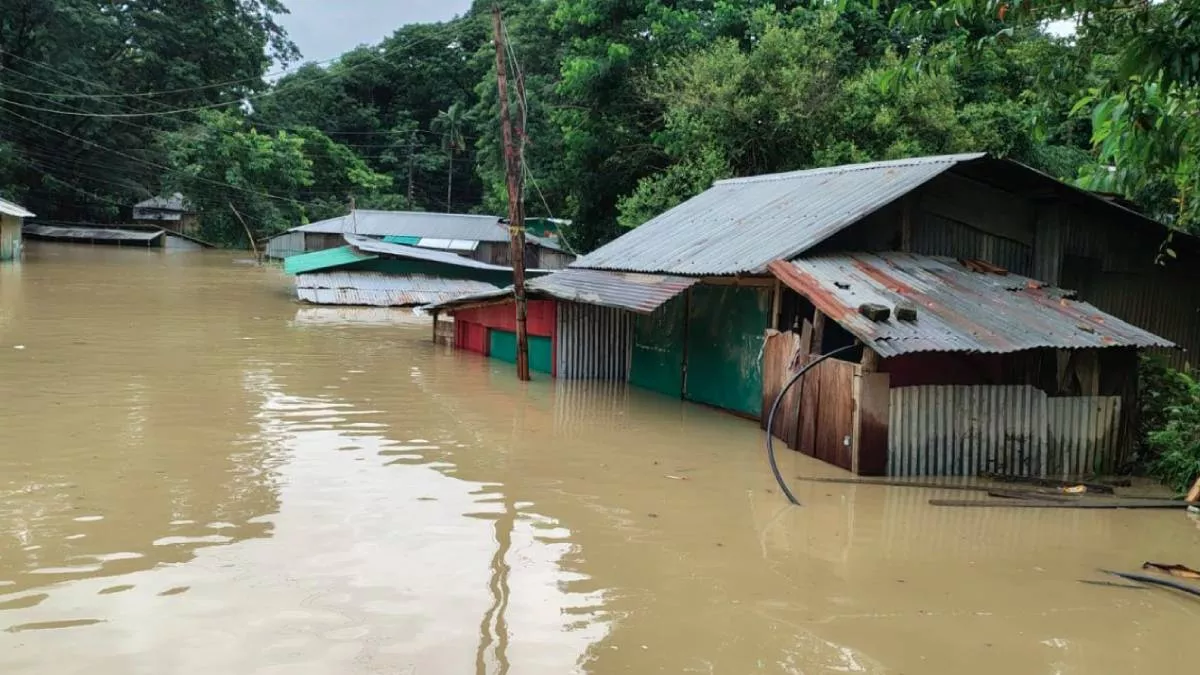 পাহাড়ি ছড়াগুলোর পানি বিপজ্জনকভাবে বেড়ে যাওয়ায় নাফাখুম, জিন্নাপাড়া, বাঘের মুখসহ বিভিন্ন দুর্গম এলাকায় পর্যটকরা আটকা পড়েছেন। ছবি: প্রতিদিনের বাংলাদেশ
