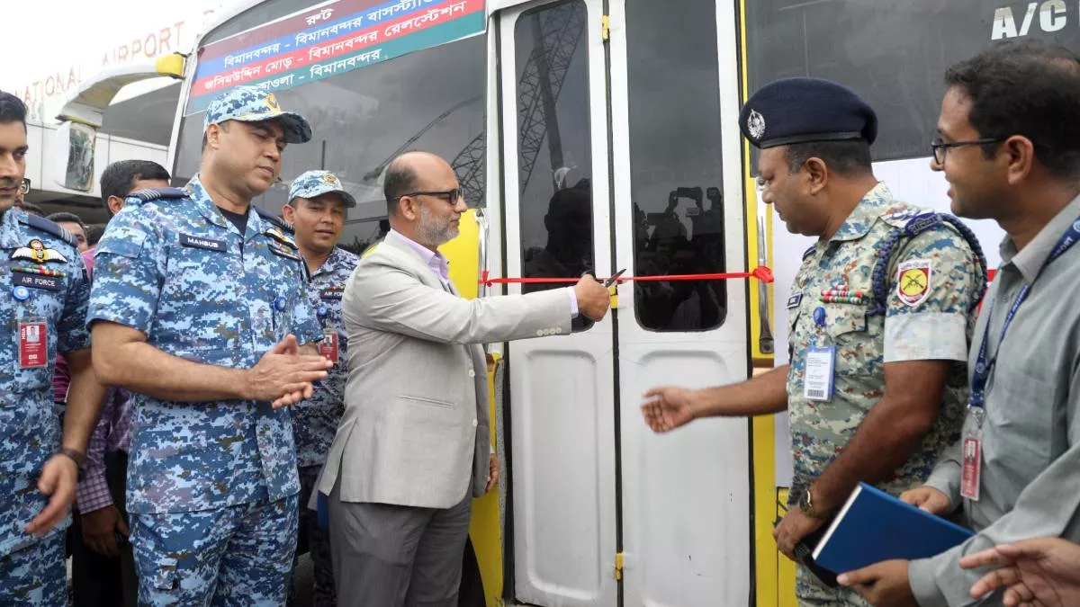 হযরত শাহজালাল আন্তর্জাতিক বিমানবন্দরের নির্বাহী পরিচালক গ্রুপ ক্যাপ্টেন এস এম রাগীব সামাদ বুধবার আনুষ্ঠানিকভাবে ফ্রি শাটল সার্ভিসের উদ্বোধন করেন। ছবি: প্রতিদিনের বাংলাদেশ