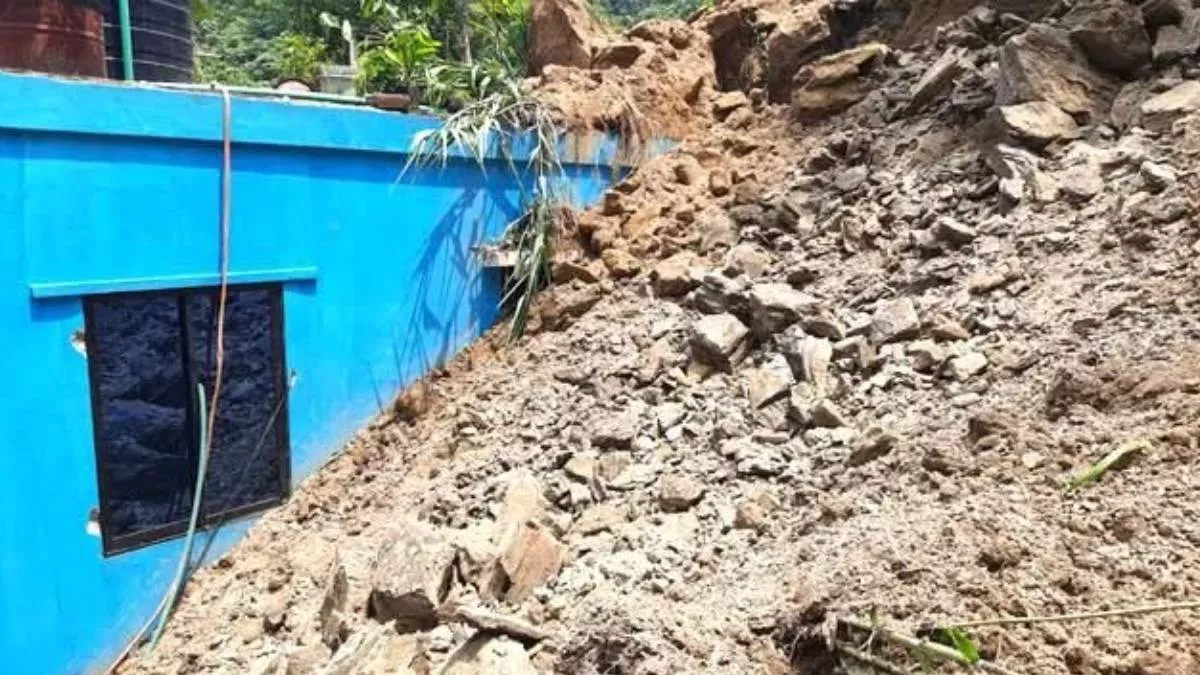 চকরিয়া উপজেলার বরইতলী ইউনিয়নের ৭ নম্বর ওয়ার্ডের মছনিয়া কাটার ডবল তলী এলাকায় বুধবার রাত দেড়টার দিকে পাহাড় ধসে মাটি চাপা পড়ে দুই শিশুর মৃত্য হয়। ছবি: ফেসবুক থেকে