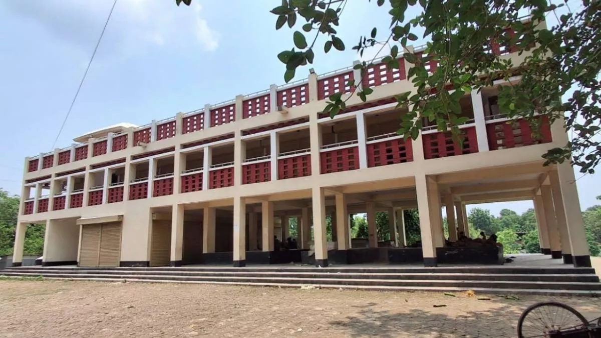 হস্তান্তরের দুই বছর পরও অব্যহৃত আড়াই কোটি টাকার ভবন