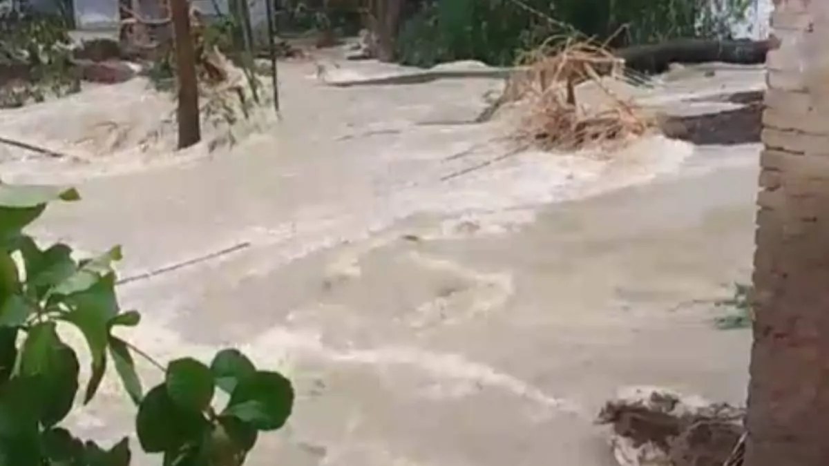 পেকুয়ায় মাতামুহুরীর বেড়িবাঁধ ভেঙে লোকালয়ে পানি