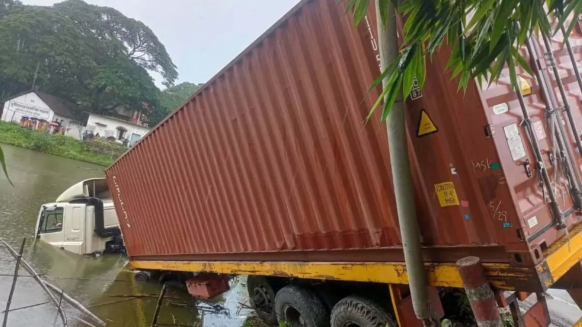 কুমিল্লায় অটোরিকশাকে ধাক্কা দিয়ে পুকুরে লরি, নিহত ২