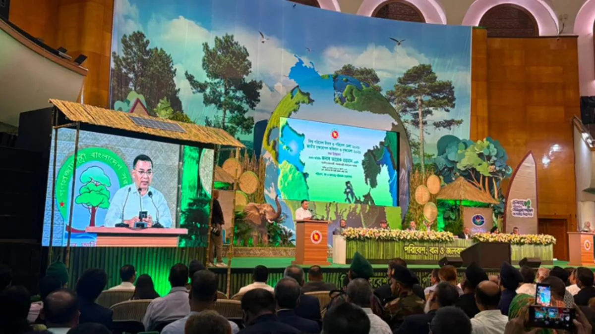 প্রধানমন্ত্রী তারেক রহমান বৃহস্পতিবার বাংলাদেশ-চীন মৈত্রী সম্মেলন কেন্দ্রে বিশ্ব পরিবেশ দিবস ও পরিবেশ মেলা-২০২৬ এবং জাতীয় বৃক্ষরোপণ অভিযান ও বৃক্ষমেলা-২০২৬-এর উদ্বোধন করেন। ছবি: বাসস