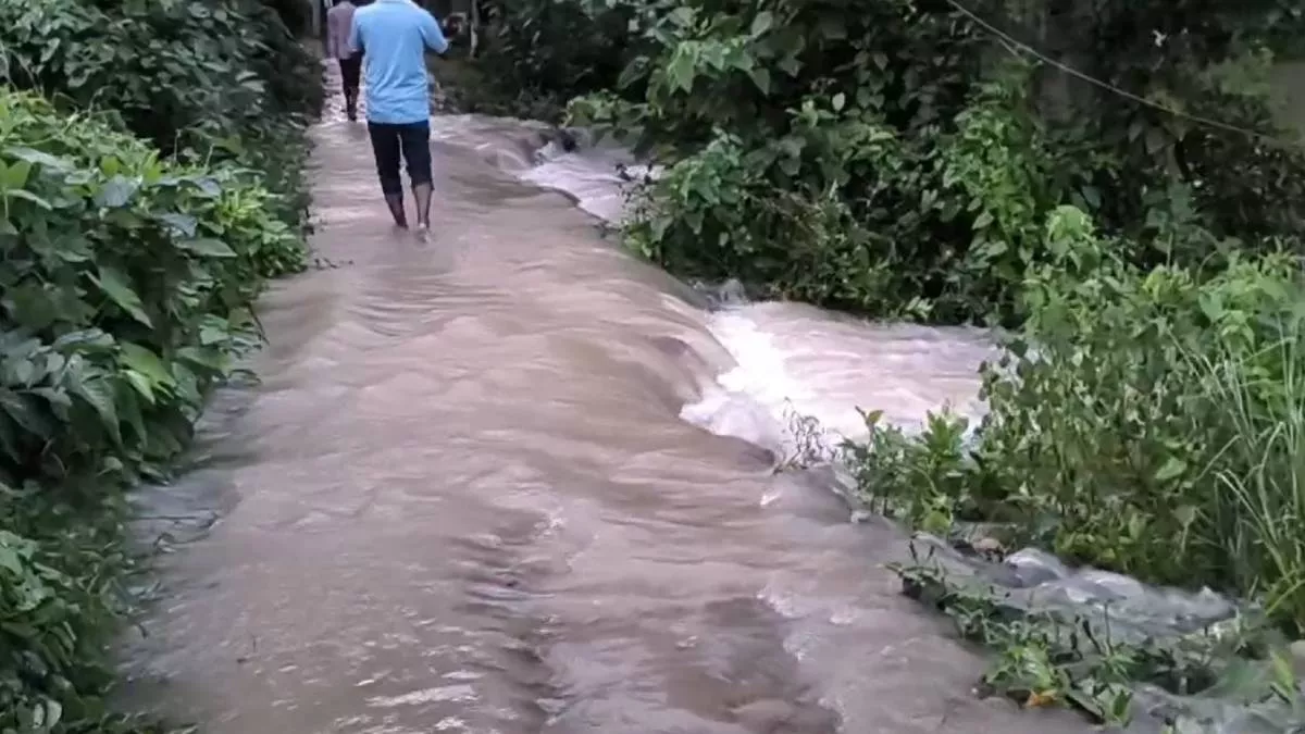 জগতপুর ব্রিজের দক্ষিণ পাশে মনিপুর এলাকায় সোমবার দুপুর থেকে সড়কের কয়েকটি অংশ উপচে পানি আশপাশের এলাকায় ঢুকতে শুরু করে। ছবি: ভিডিও থেকে