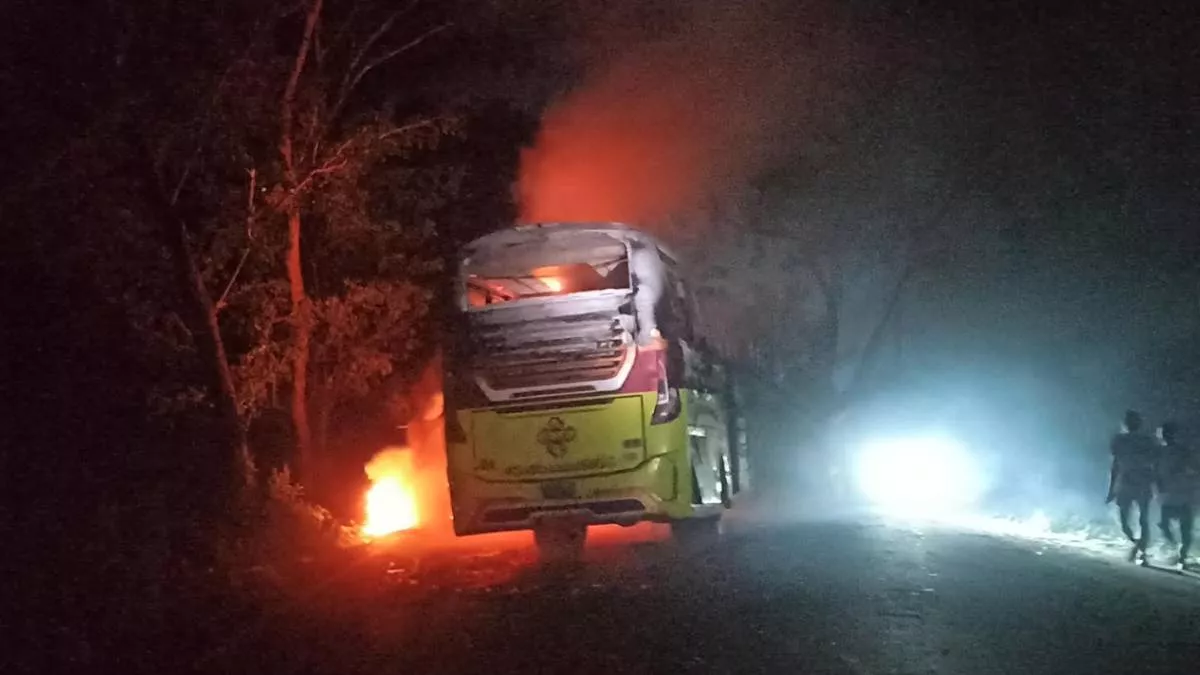 দুর্ঘটনার পর বিক্ষুব্ধ জনতা কয়েকটি বাসে ভাঙচুর চালায় এবং অন্তত একটি বাসে আগুন দেয়। ছবি: প্রতিদিনের বাংলাদেশ