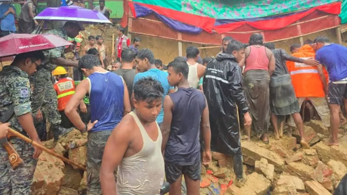 ঘটনার পরপরই স্থানীয় বাসিন্দা, স্বেচ্ছাসেবক ও সংশ্লিষ্ট সংস্থার কর্মীদের পাশাপাশি ফায়ার সার্ভিসের কর্মীরাও উদ্ধার অভিযান শুরু করেন। ছবি: প্রতিদিনের বাংলাদেশ