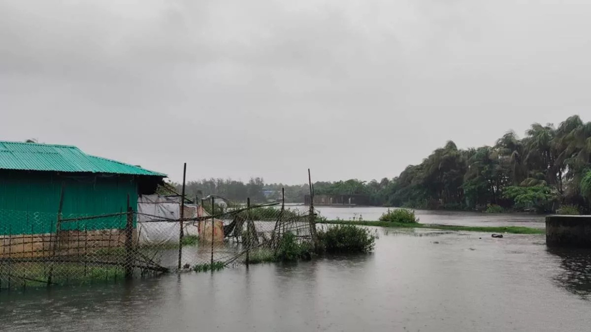 জোয়ারের পানি বেড়ে যাওয়ায় দ্বীপের নিচু এলাকার অনেক বাড়িঘরে পানি ঢুকে পড়েছে। ছবি: প্রতিদিনের বাংলাদেশ