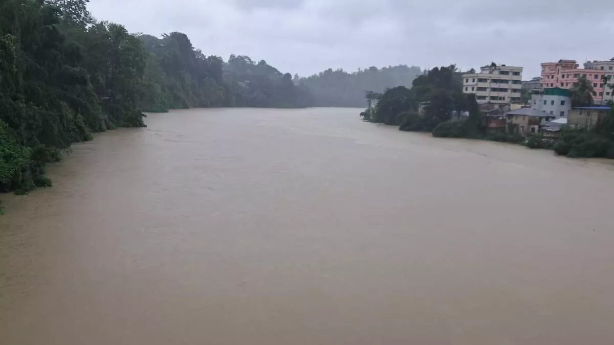 দ্রুত বৃদ্ধি পাচ্ছে সাঙ্গু নদীর পানি, বুধবার সকাল ৯টায় বিপৎসীমা অতিক্রম করে ১৫.৭৫ উচ্চতায় প্রবাহিত হচ্ছে। ছবি: প্রতিদিনের বাংলাদেশ