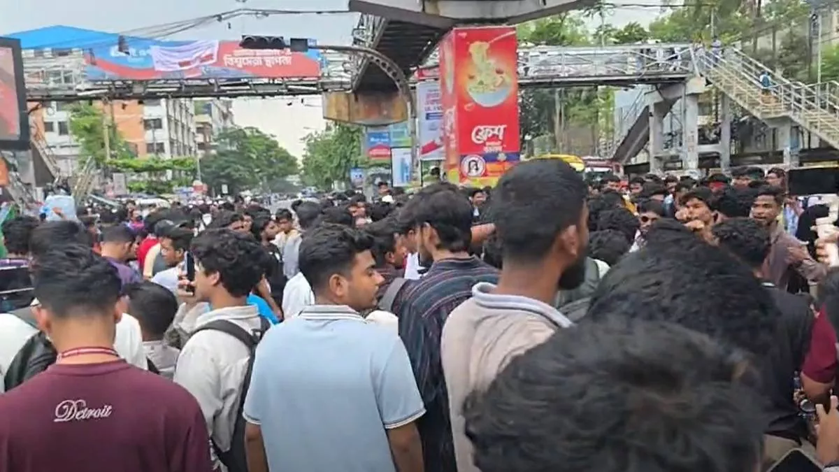 শিক্ষামন্ত্রীর পদত্যাগ দাবিতে সায়েন্সল্যাব মোড় অবরোধ
