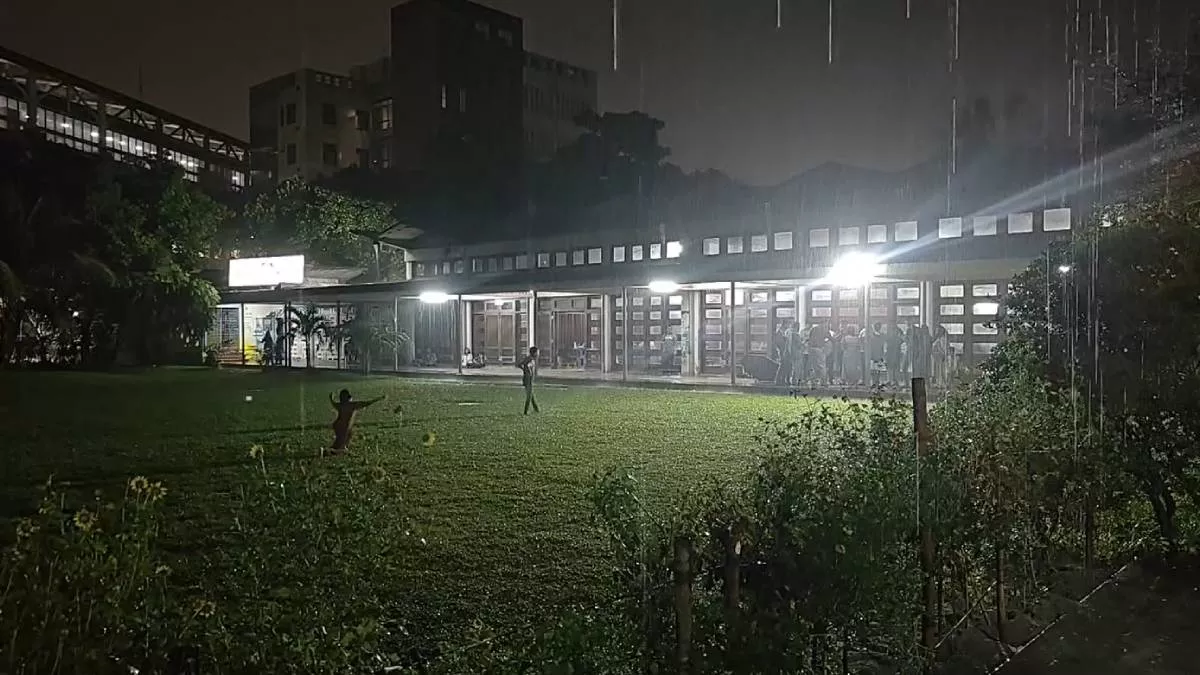 বৃষ্টির কারণে টিএসসিতে নেই লোক সমাগম। ছবি: ভিডিও থেকে নেওয়া