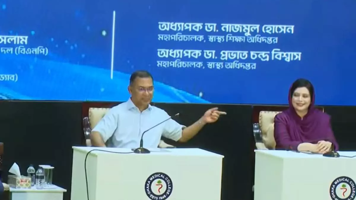 একজন অংশগ্রহণকারী প্রশ্নের জবাবে পাশে বসে থাকা সহধর্মিণী ডা. জুবাইদা রহমানকে দেখিয়ে প্রধানমন্ত্রী হাস্যরসের ছলে বলেন, “আমার মাথার মধ্যে হেলথ নাই, আমার মাথার মধ্যে উনি আছেন”। ছবি: ভিডিও থেকে