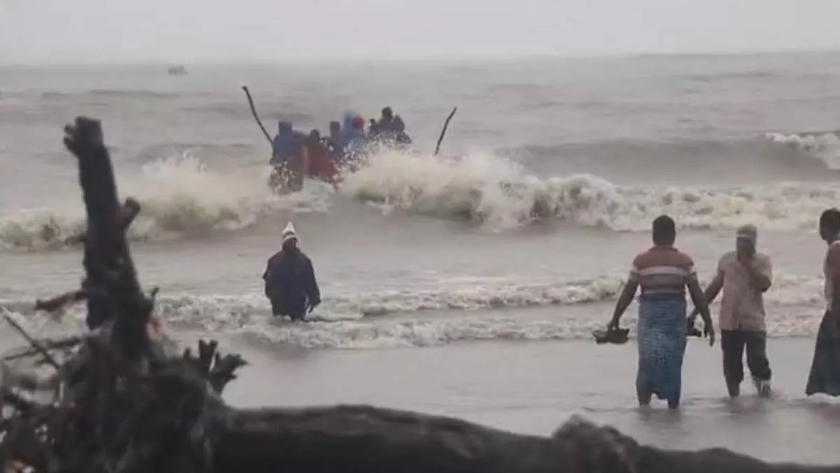 চর বিজয় সংলগ্ন বঙ্গোপসাগরে বুধবার দুপুর একটার দিকে ৬ জেলে নিয়ে একটি ছোট মাছধরা নৌকা ট্রলার ডুবে যায়। ছবি: প্রতিদিনের বাংলাদেশ