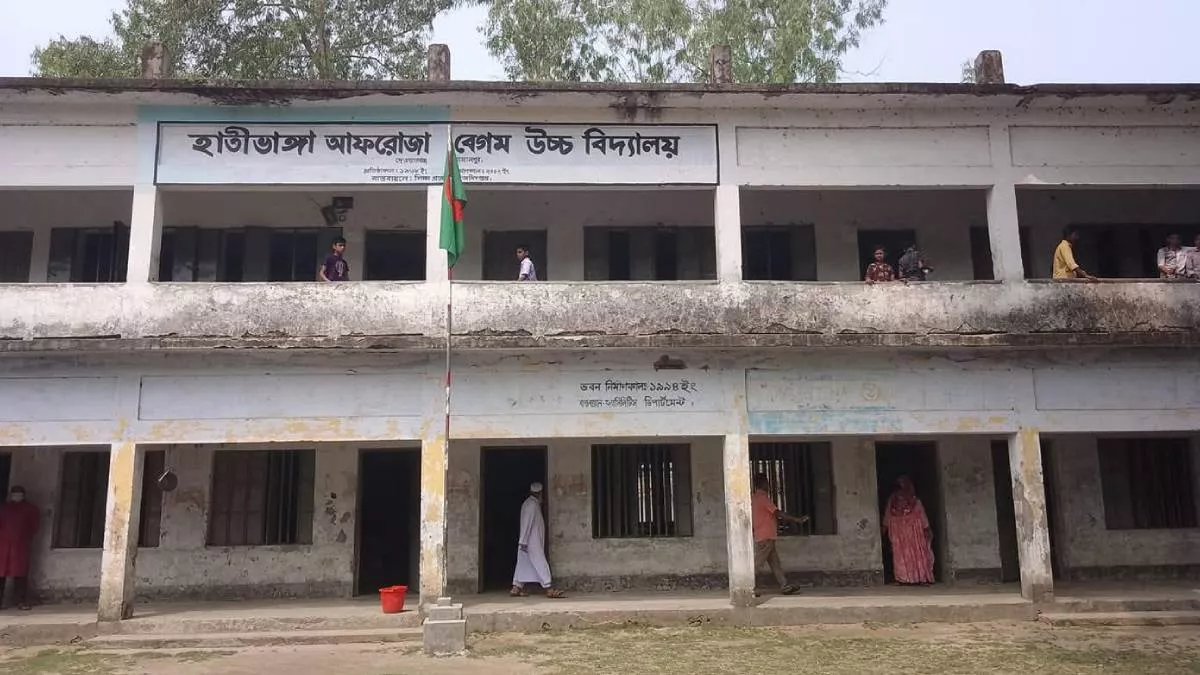 হাতীভাঙ্গা আফরোজা বেগম উচ্চ বিদ্যালয় কেন্দ্রে মোবাইল ফোন নিয়ে কেন্দ্রে প্রবেশ করায় সোলেমান মিয়া নামে এক শিক্ষার্থীকে বহিস্কার করা হয়েছে। ছবি: প্রতিদিনের বাংলাদেশ