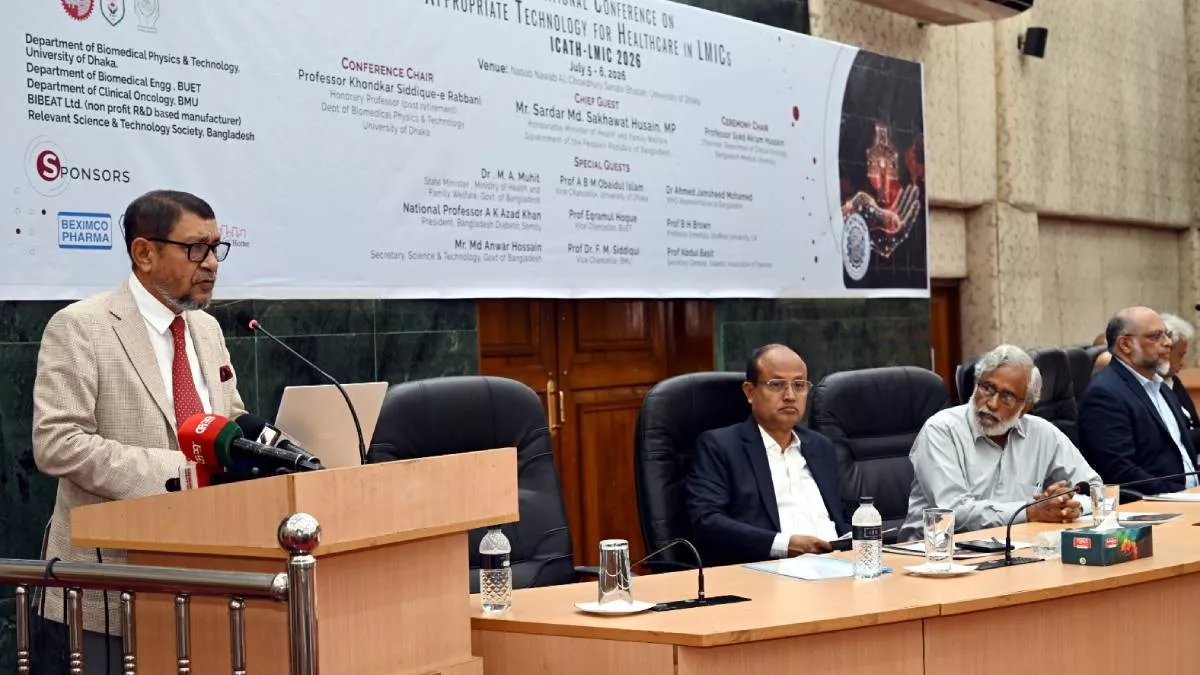 ঢাকা বিশ্ববিদ্যালয়ের সিনেট ভবনে রবিবার দুই দিনব্যাপী এক আন্তর্জাতিক সম্মেলনের উদ্বোধনী অনুষ্ঠানে প্রধান অতিথির বক্তব্য দেন স্বাস্থ্যমন্ত্রী সরদার মো. সাখাওয়াত হোসেন। ছবি: বাসস