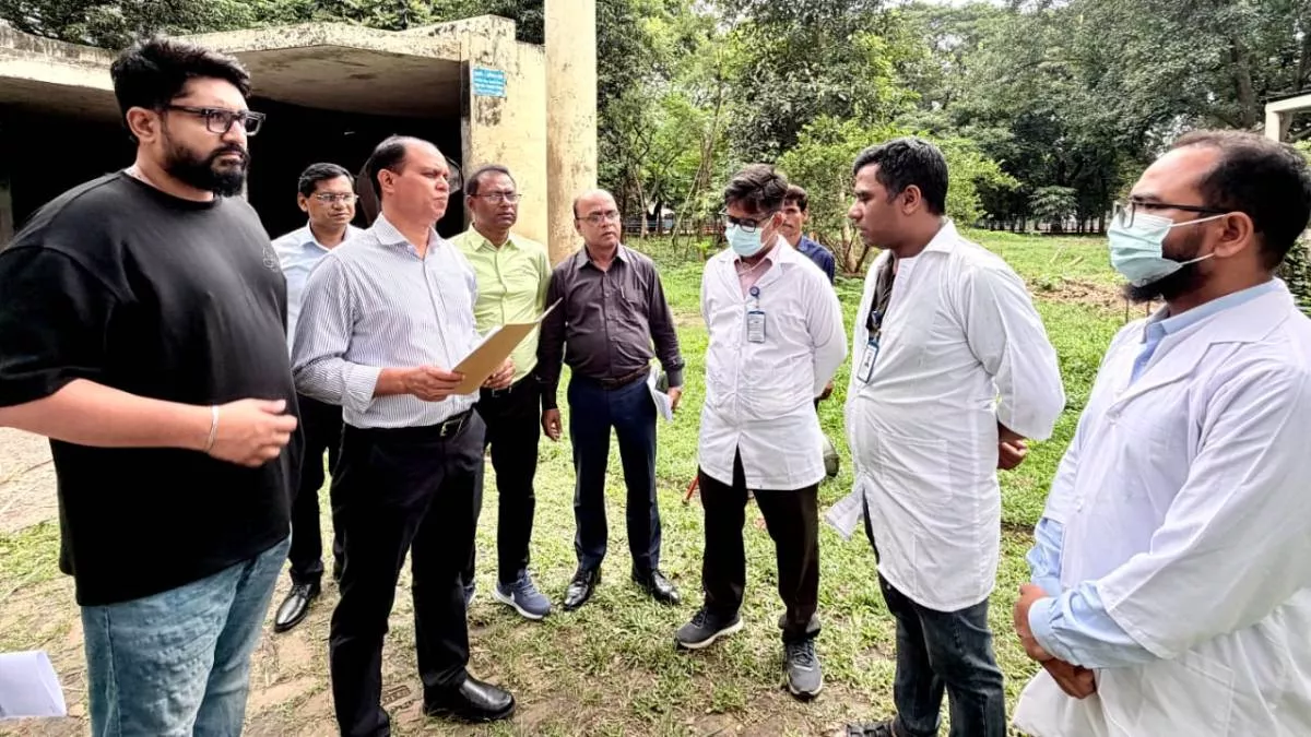 ‘বাদশাহ বাহাদুর’ কে দেখতে জাতীয় চিড়িয়াখানায় প্রধানমন্ত্রীর প্রতিনিধি দল