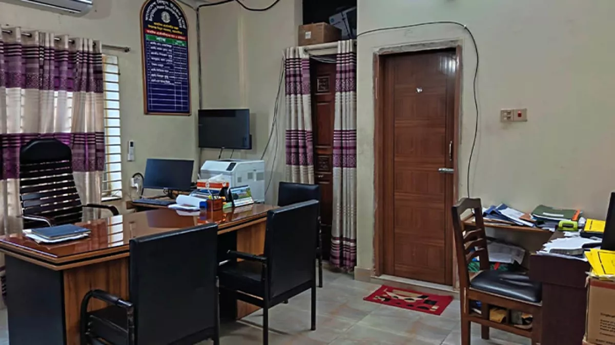 ঈশ্বরগঞ্জ পিডিবি অফিসে সকাল ১০টা পার হয়ে গেলেও ফাঁকা। দেখা মেলেনি সিংহভাগ কর্মকর্তা-কর্মচারীদের। প্রবা ফটো