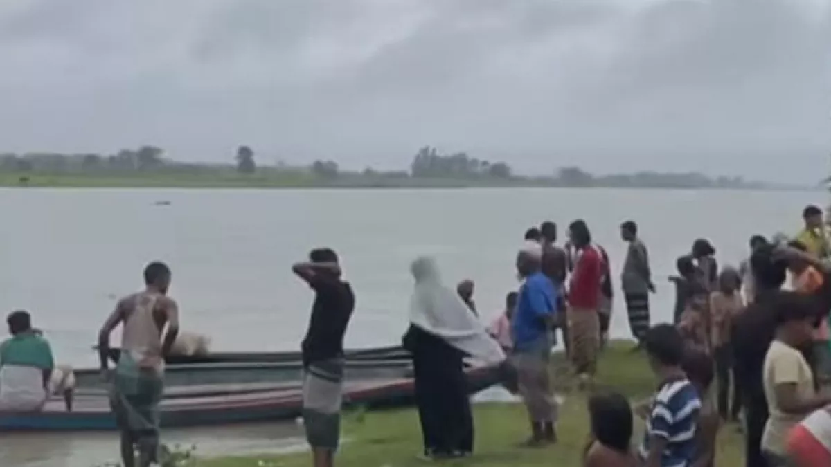 নৌকা ডুবির ঘটনায়  ব্রহ্মপুত্র নদের পাড়ে মানুষের ভিড়। ছবি: প্রতিদিনের বাংলাদেশ