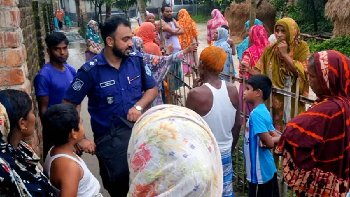 ফুলবাড়ী উপজেলায় স্বামীর শাবলের আঘাতে স্ত্রী নিহত হলে ঘটনাস্থলে পুলিশ ও গ্রামবাসী। ছবি: প্রতিদিনের বাংলাদেশ