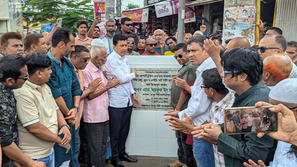 রবিবার নগরীর সাতমাথা-জাহাজ কোম্পানী সড়কের উদ্বোধন করেন রসিক  প্রশাসক  অ্যাড. মাহফুজ-উন-নবী ডন