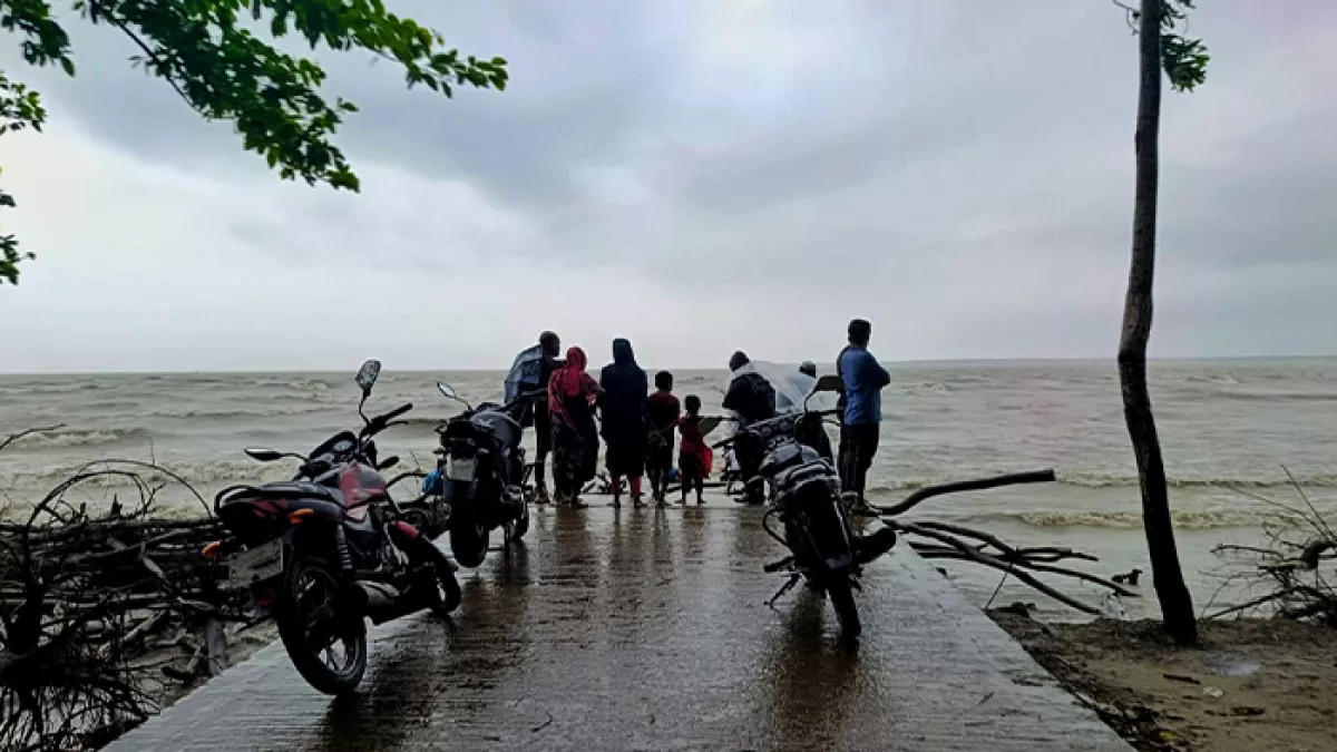 বরগুনার তালতলীর পর্যটন কেন্দ্র শুভসন্ধ্যা সমুদ্রসৈকতে গোসল করতে নেমে মো. আসাদুল নামে এক কিশোর পর্যটক নিখোঁজ হয়েছেন।  প্রবা ফটো
