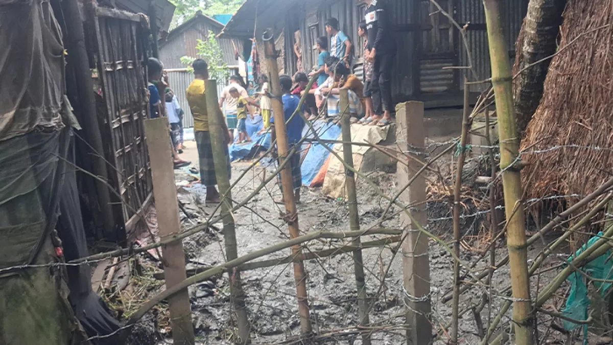 শত বছরের রাস্তায় কাঁটাতারের বেড়া, গৃহবন্দি ১৭ পরিবার