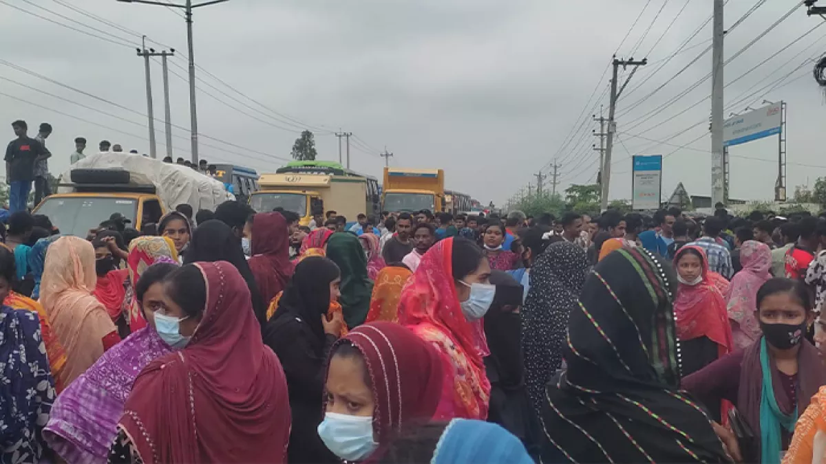 বেতন বাড়ানোর দাবিতে শ্রমিকদের সড়ক অবরোধ 