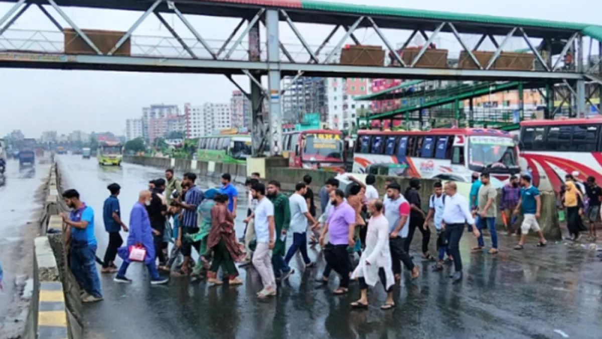 নারায়ণগঞ্জের সাইনবোর্ড এলাকায় ফুটওভারব্রিজটি সংস্কারের অজুহাতে কয়েকদিন যাবত বন্ধ থাকায় জীবনের ঝুঁকি নিয়ে মহাসড়ক পারাপার হচ্ছেন পথচারীরা। প্রবা ফটো