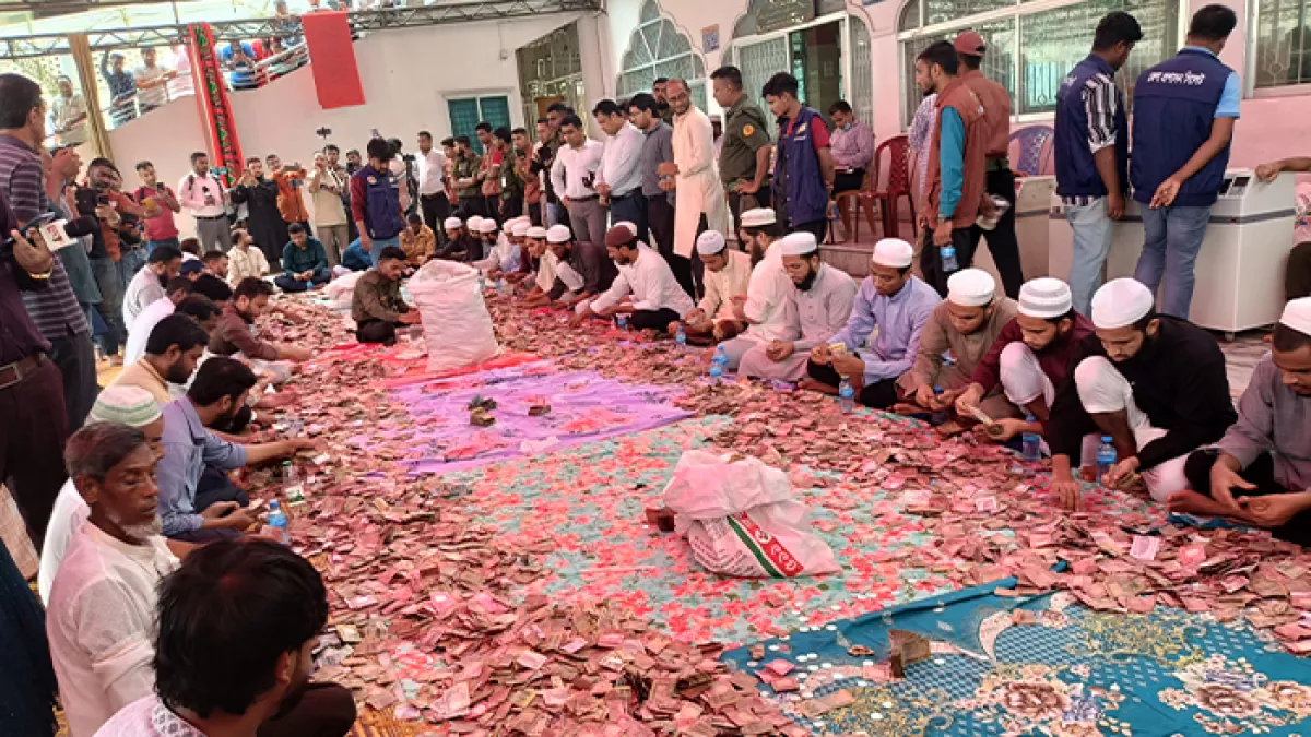 শাহজালালের মাজারে টাকা গণনার দৃশ্য।