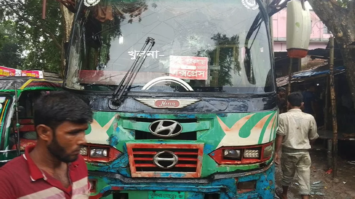  সাতক্ষীরার তালা উপজেলার শাহাপুর বাজারে  বাসচাপায় প্রাণ হারিয়েছে সপ্তম শ্রেণির মেধাবী ছাত্র কুশল সরদার। আহত হয়েছেন তার বাবা, শিক্ষক কানাই লাল সরদার। প্রবা ফটো