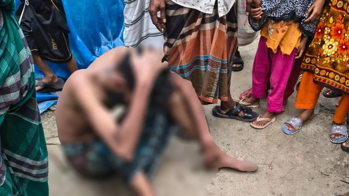গ্রামবাসীর হেফাজতে অভিযুক্ত চোর। ছবি: প্রতিদিনের বাংলাদেশ 