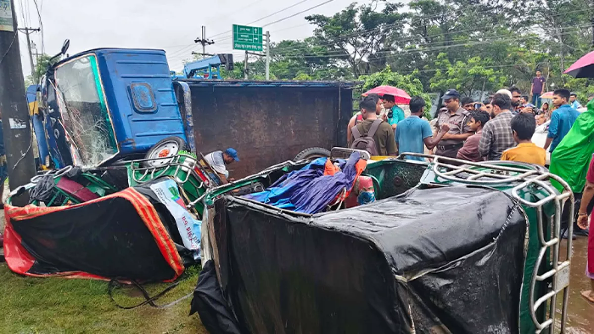 খুলনা-সাতক্ষীরা মহাসড়কে নিয়ন্ত্রণ হারানো একটি ট্রাকের সঙ্গে দুটি ইজিবাইকের সংঘর্ষে দুইজন নিহত,  আহত হয়েছেন অন্তত আরও ৮ জন। প্রবা ফটো