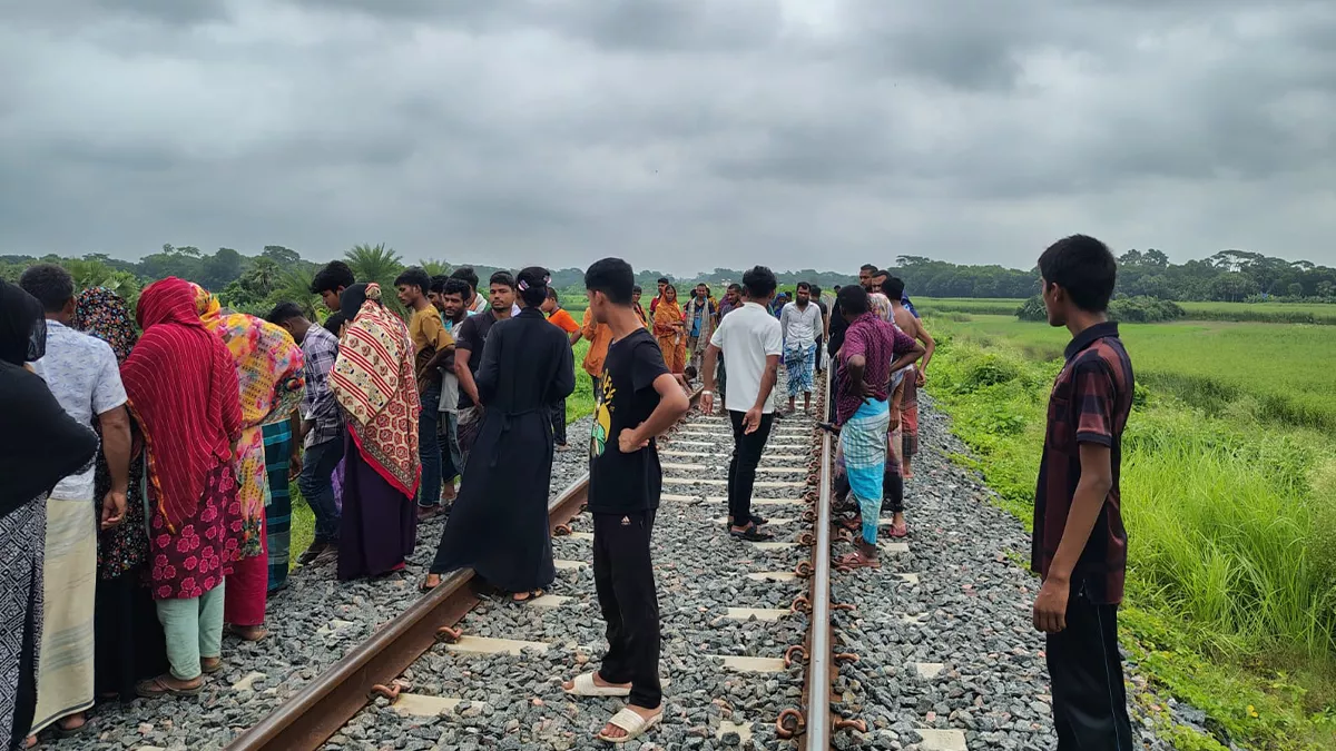ঘটনাস্থলে উৎসুক মানুষের ভিড়। ছবি: প্রতিদিনের বাংলাদেশ
