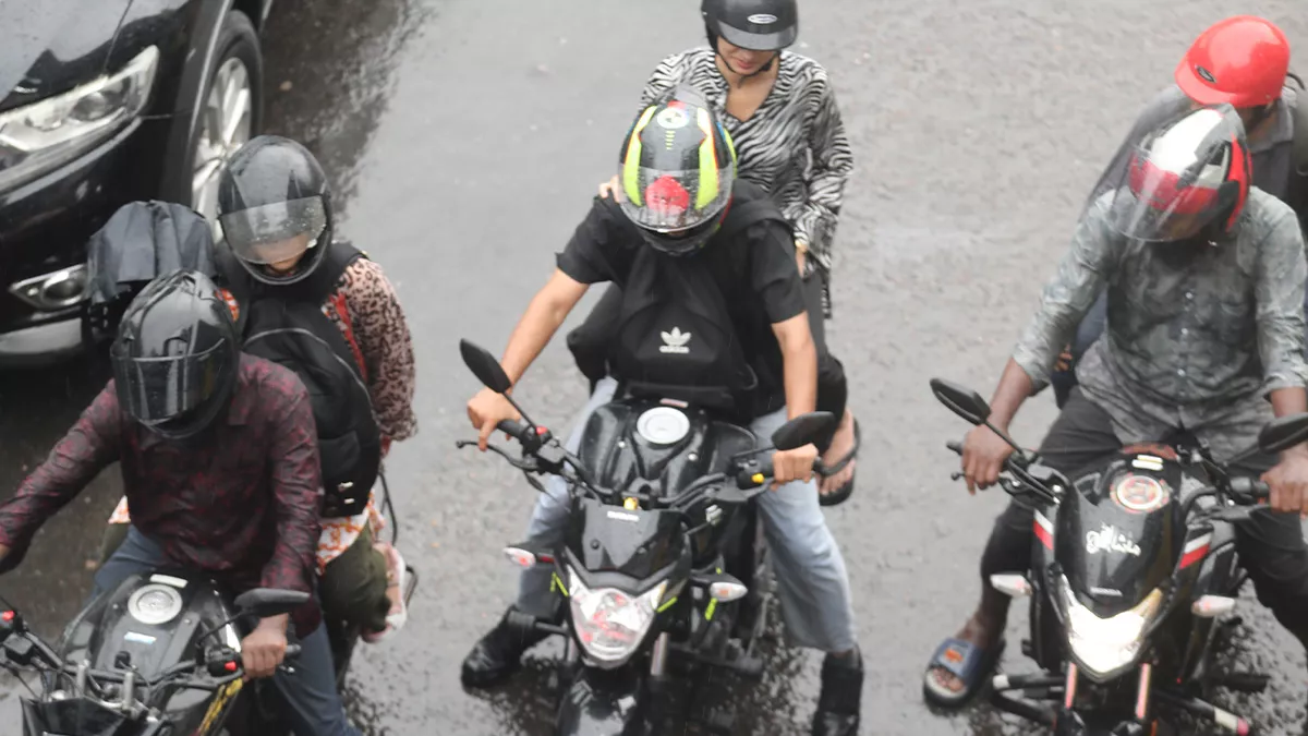 ঢাকার সড়কে রাইড শেয়ারিং চালকের অসাবধানতার শিকার অনেকেই। ছবি: প্রতিদিনের বাংলাদেশ